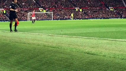 Un streaker particulier sur la pelouse d'Old Trafford