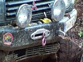 Download Video: Ruta solidaria 4x4 caritas llanera 2013 sacando jeep subida barro arviza misubishi destroy