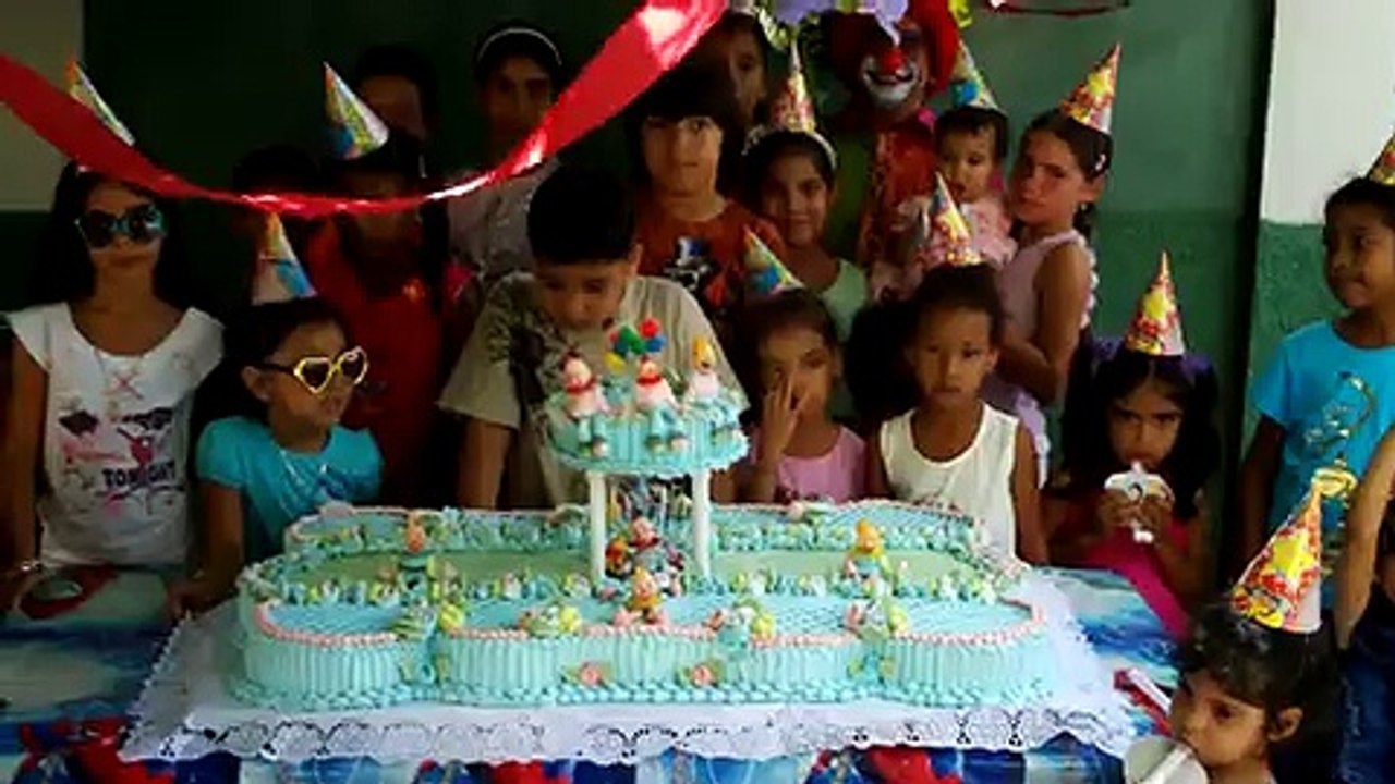 LAS TUNAS  CUBA . JULIO 23 2009 / MIRANDA ARIAS SE TOMA FOTOS CON SUS AMIGUITOS