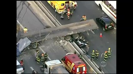 SP: Caminhão esmaga carro e vítimas sobrevivem