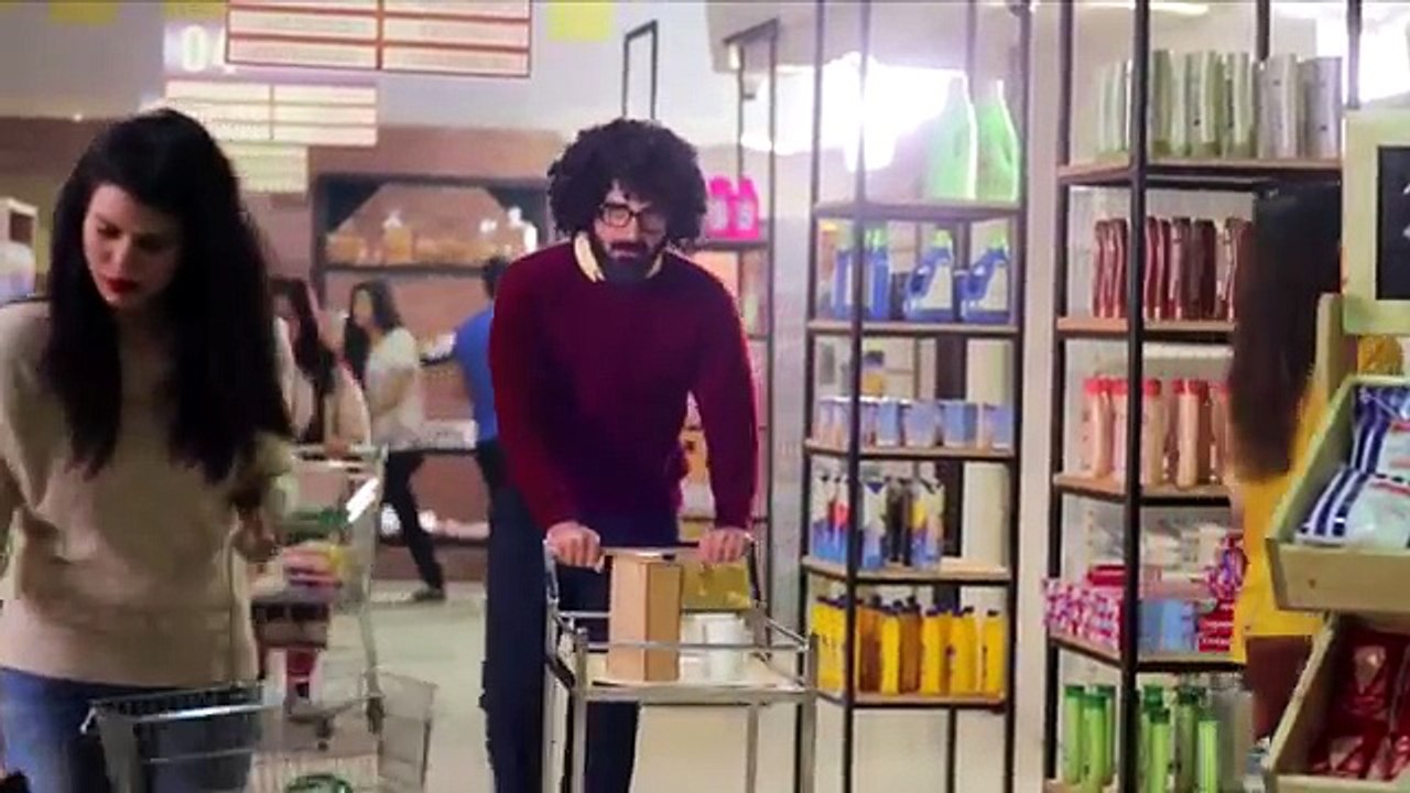 Hamza Ali Abbasi Behind the scene footage of lipton tvc a lady said "tabiyat tou theak he apki" when hamza offered her t