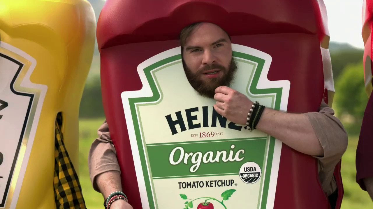 Des chiens déguisés en Hot Dog dans une pub délirante pour le super Bowl 50 et Ketchup Heinz