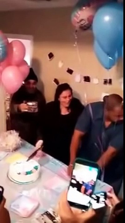 Ce papa pète un cable en apprenant que son futur bébé est un garçon. Dingue....