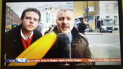 Journaliste dérangé par un photobomber équipée d'une banane géante