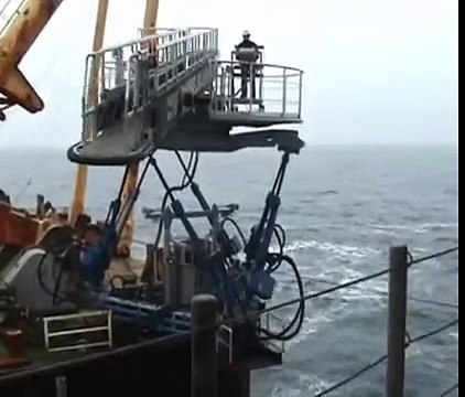Уникальный ТРАП с корабля на буровую вышку в открытом море