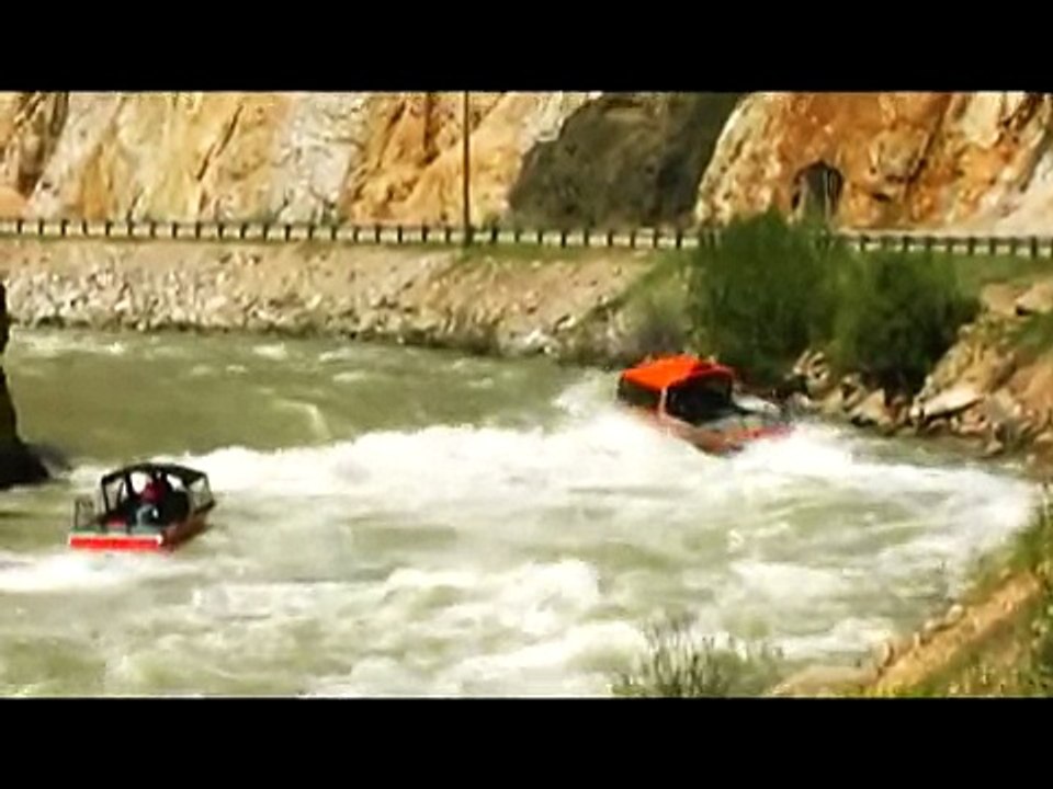 Экстремальные гонки на катерах по горной реке