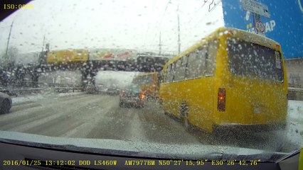 Маршрутчик подрезал Volkswagen Touareg в Киеве и пытался удрать