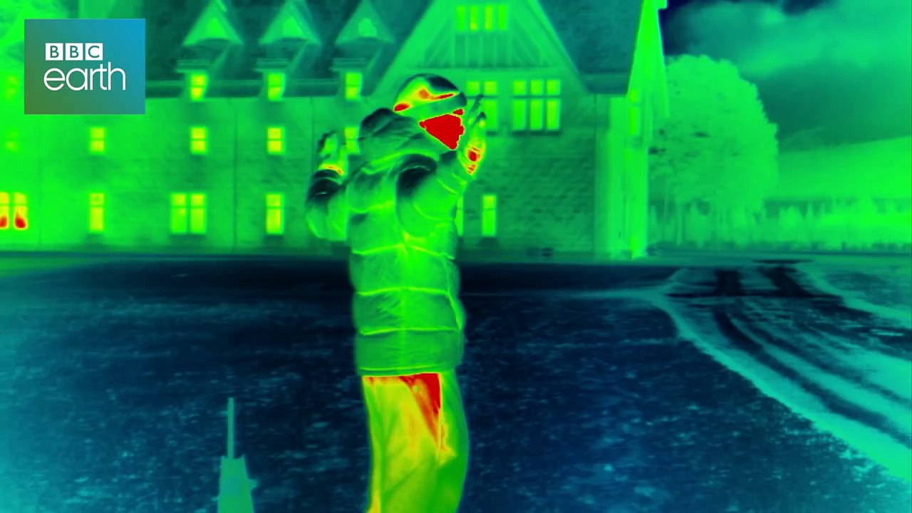 Une caméra thermique filme la chaleur corporelle d'un homme se déshabillant sous la neige