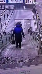 Une femme rate une marche et se gaufre lamentablement !