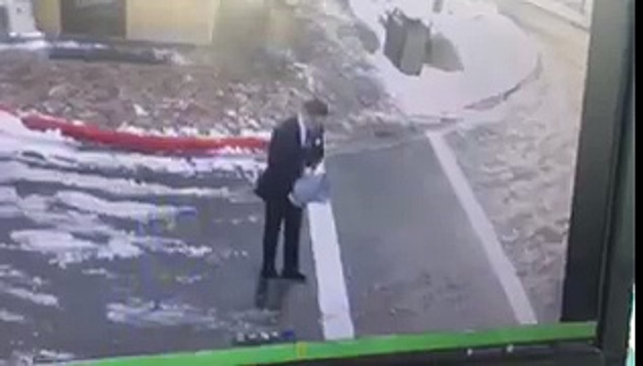 Régis verse du sel sur du verglas...