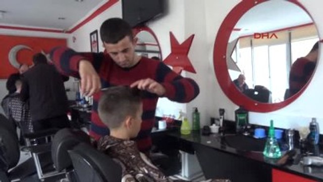 Ay-Yıldızlı Dekorlu Berber Dükkanında Yarı Fiyatına Tıraş