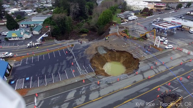 Un énorme trou (Sinkhole) avale une autoroute dans l'Oregon