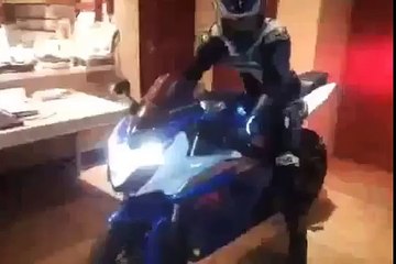 Comment un vrai motard va aux toilettes en pleine nuit