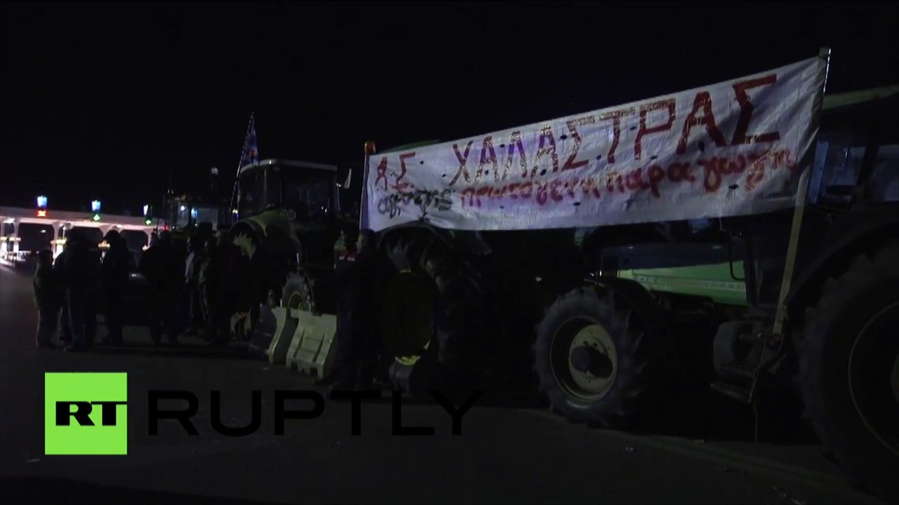 Des agriculteurs grecs bloquent une autoroute entre Thessalonique et Athènes