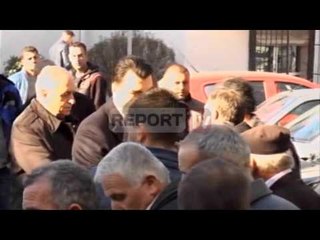Report TV - Shpërthimi i bombolës në Pogradec, Basha viziton të plagosurit në QSUT