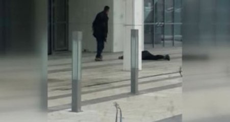 Kız Arkadaşını Öldürdükten Sonra Başında Beklemiş