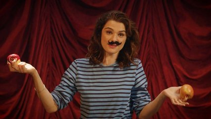 Rachel Weisz Is an Expert When It Comes to Apples