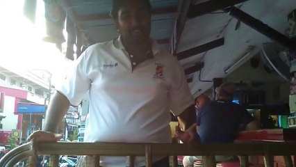 فتاة غائبة عن الوعي في محل عمومي