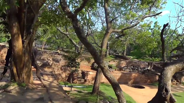 ШРИ ЛАНКА - РАЗВАЛИНЫ ДРЕВНЕГО ДВОРЦА - ПОДЪЕМ НА ГОРУ СИГИРИЯ