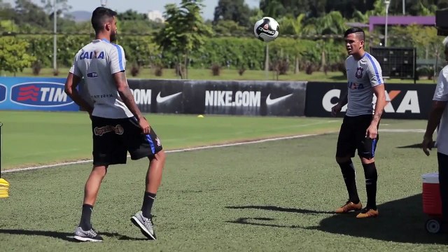 Luciano volta a treinar com elenco no Corinthians