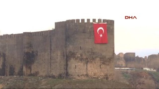Diyarbakır Sur'a Dev Türk Bayrağı Asıldı