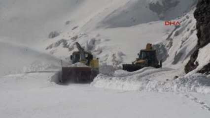 Hakkari'de 2 Bin 500 Rakımda Kırılan Su Borusu Onarıldı