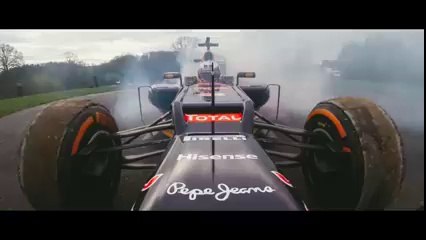 F1 contre Joueurs de Rugby - Mêlée puissante