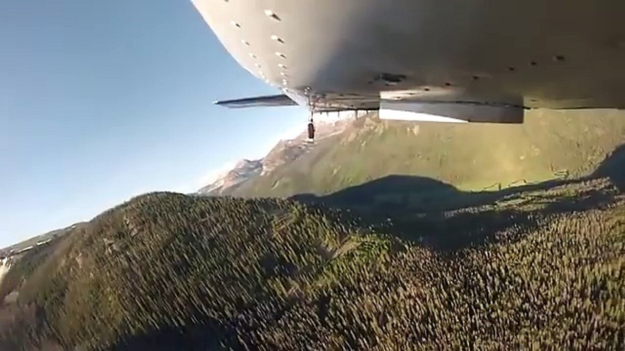 Un avion largue des centaines de petits poissons dans un lac