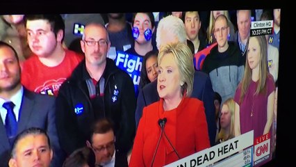 Un gamin avec des stickers sur les joues vole la vedette à Hilary Clinton dans l'Iowa
