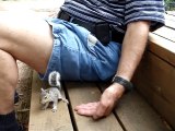 Cet homme a un nouvel ami : une bébé écureuil trop mignon