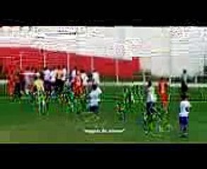 حكم يضرب لاعب بالنار في الملعب لاعتراضه