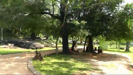 ШРИ ЛАНКА, ПОЛОННАРУВА, СТАТУИ БУДДЫ, ВЫРУБЛЕННЫЕ В СКАЛЕ