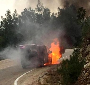 Ticari Araç Seyir Halindeyken Alev Aldı, 7 Çocuk Yanmaktan Son Anda Kurtuldu!
