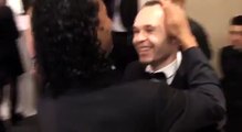 Iniesta y Ronaldinho reencuentro y abrazo Mundo Deportivo 2016