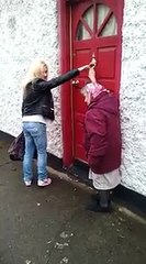 82 Yaşında Çocukluğuna Geri Dönen Nine Rastgele Bir Kapı Çalıp Kaçıyor