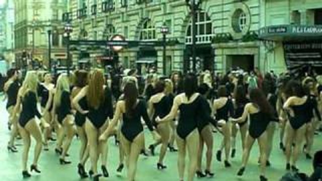 Flash Mob 100 Girls Dance in Piccadilly Circus to Beyonce Single Ladies