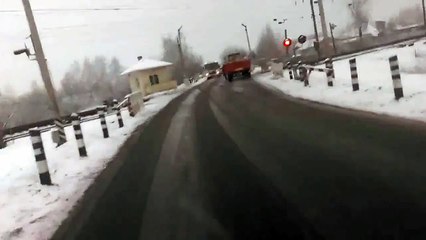 Поезд сносит застрявший трактор на ж_д переезде