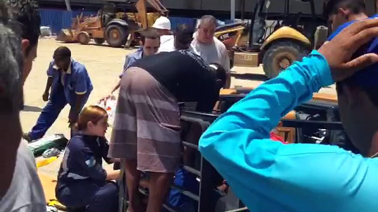 operário sendo socorrido
