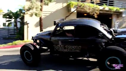 Il roule à toute vitesse en buggy dans les rues de San Diego