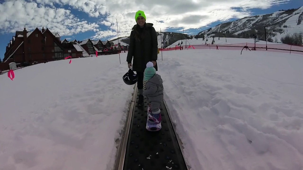 Un papa filme les premières glisses de son petit sur les pentes enneigées
