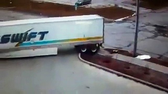 Un chauffeur de camion écrase une bouche d'incendie et essai