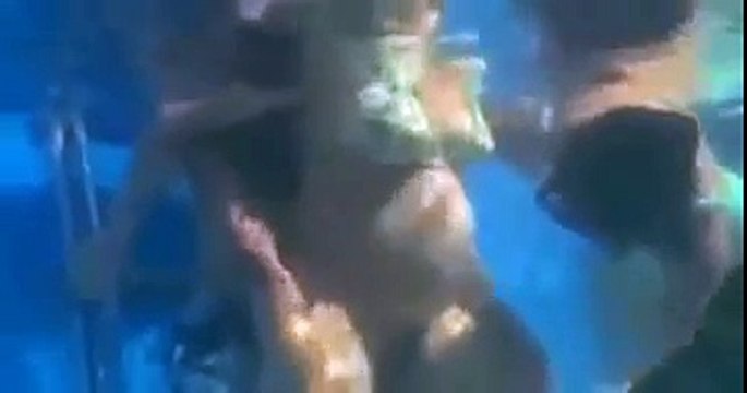 Дельфины акушеры помогают рождаться гениальным детям видео