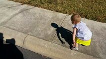 Pai brincalhão usa a própria sombra para assustar a filha