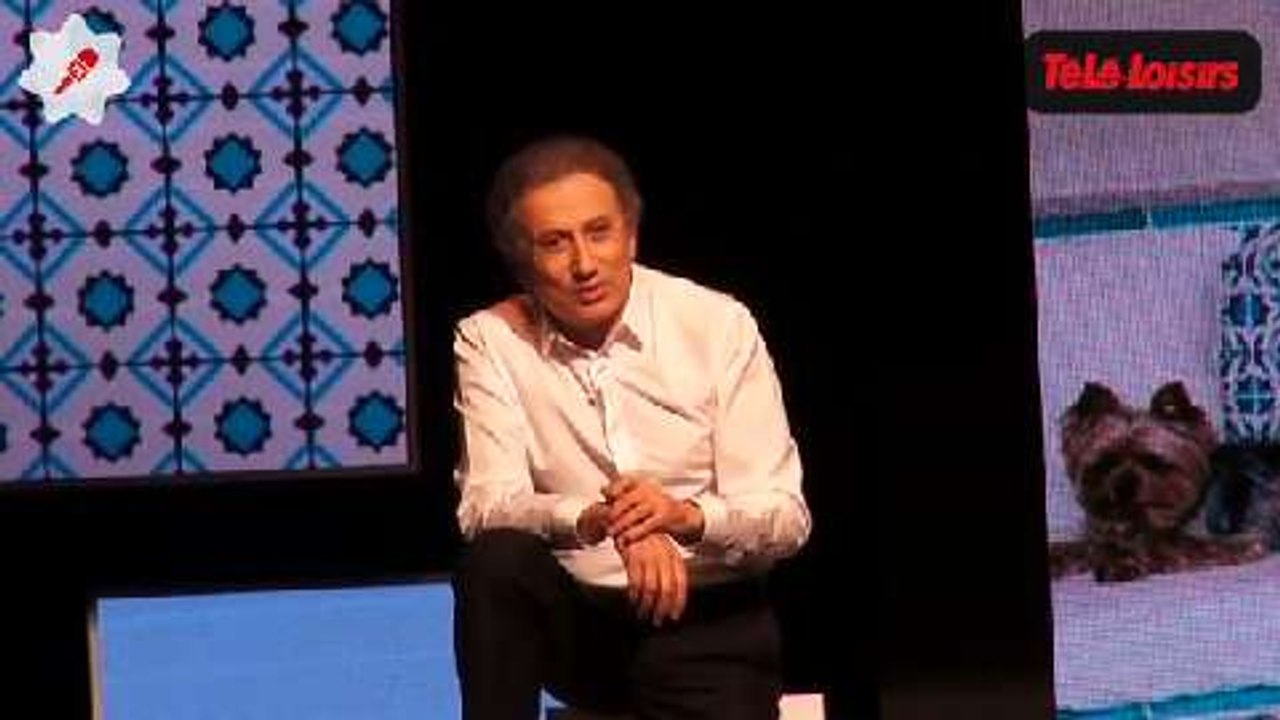 Michel Drucker imite Johnny Hallyday et Jacques Chirac sur scène