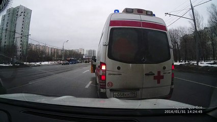 Таксист подрезал скорую и пытался проучить, за что был наказан