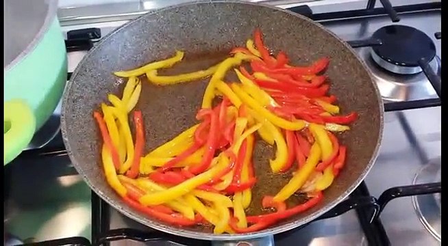 Ricetta veloce pasta alla crema di peperoni,Quick recipe pasta with cream of peppers快速配方面食辣椒膏，,