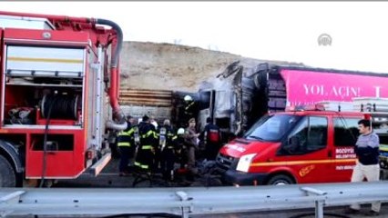 Tırla Kamyon Çarpıştı: 1 Ölü, 1 Yaralı