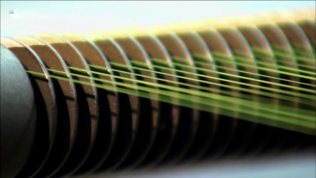 Как изготавливают искусственный газон -