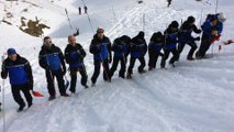 Les gendarmes du Béarn sondent la neige à la recherche d'une victime d'avalanche