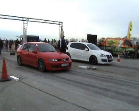 VW Golf V GTI Vs. Seat Leon Cupra Drag Race